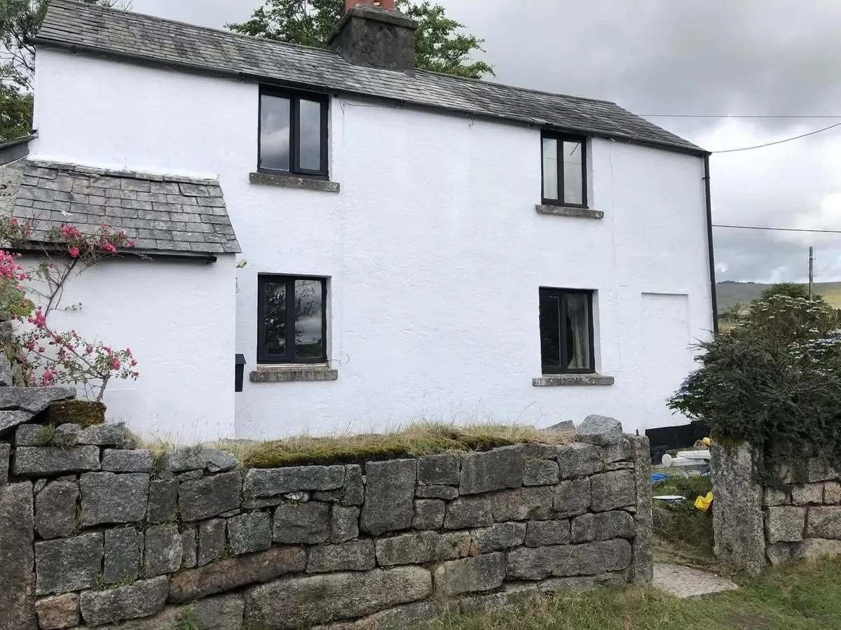 Render repair and exterior repaint of a cottage in Axminster